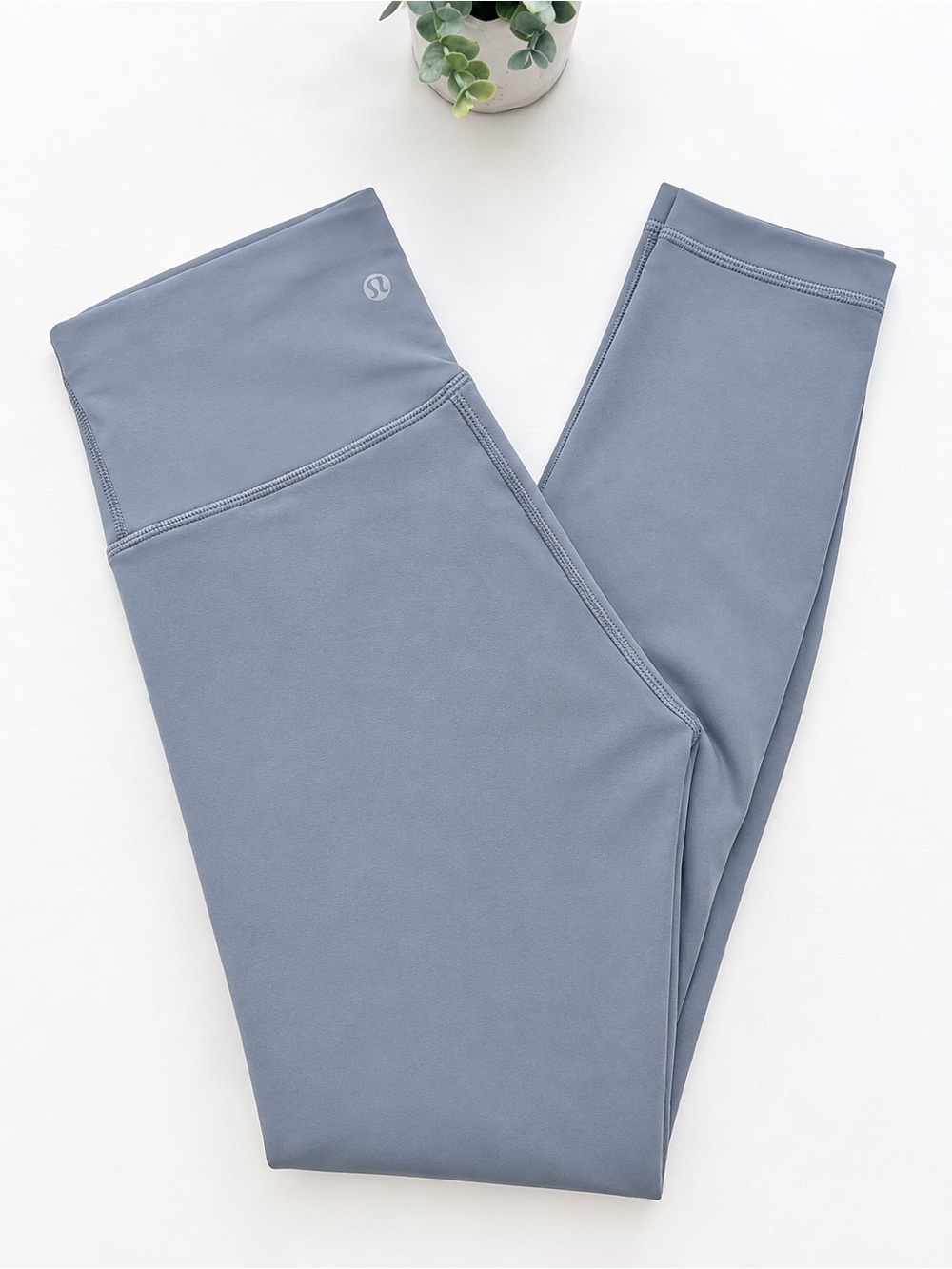 Lululemon Wunder Train High-Rise Tight 25"
Rhino Grey Size 6